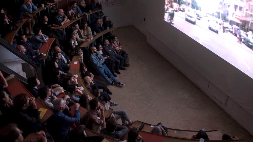 Projection de film à l’Écran Voisin dans l’amphithéâtre des Grands Voisins à Paris – photo Nissim Norré