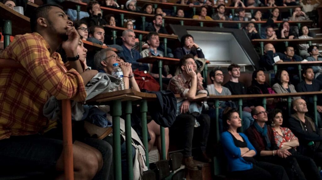 Public lors d’une projection de l’Écran Voisin dans l’amphithéâtre des Grands Voisins à Paris – photo Nissim Norré