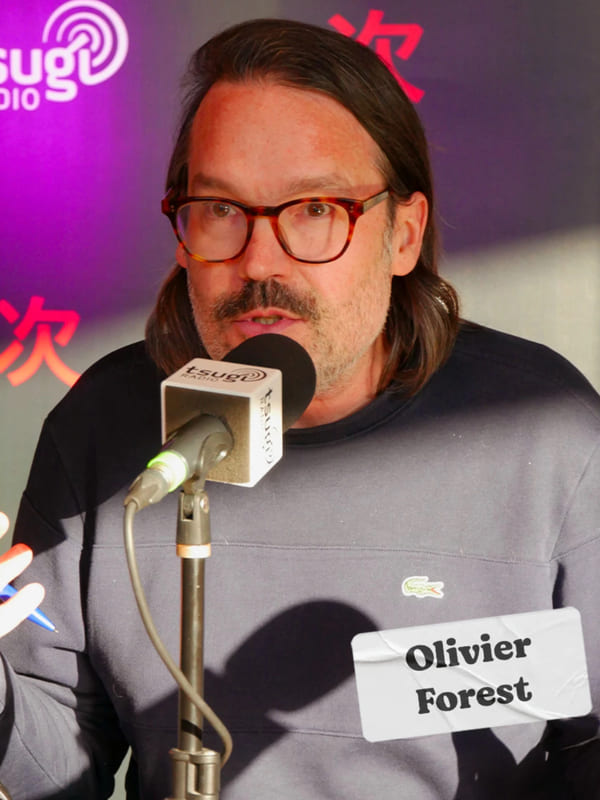 Olivier Forest en chronique cinéma sur TSUGI Radio dans un studio d’enregistrement