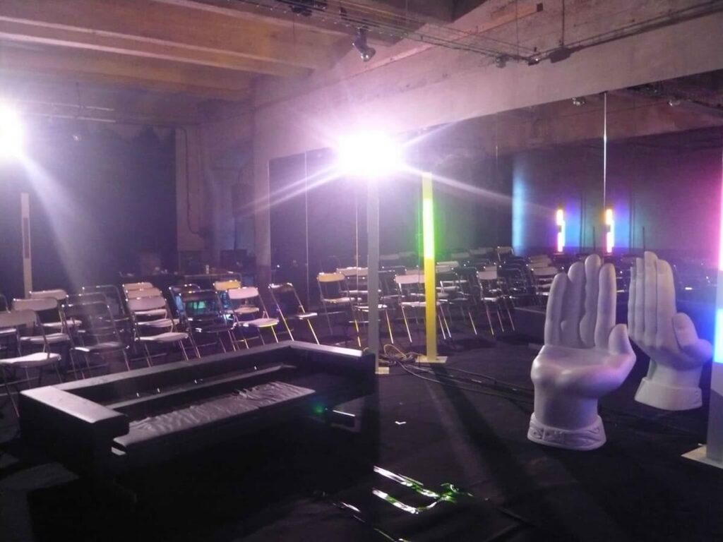 Salle de projection Filmer la Musique – installation avec mobilier vintage