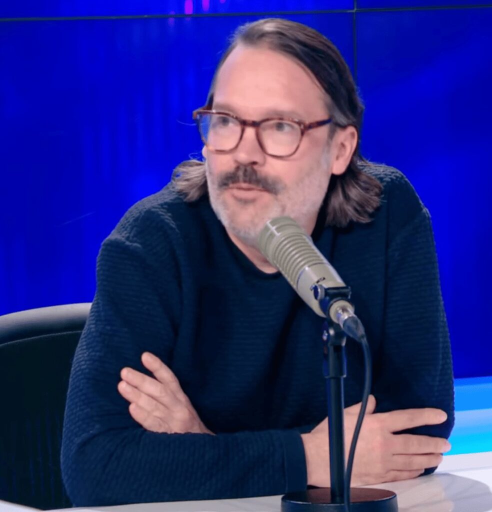 Olivier Forest en studio radio lors d’une interview